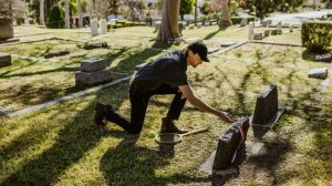 Cara Menghadapi Duka Akibat Kehilangan Seseorang