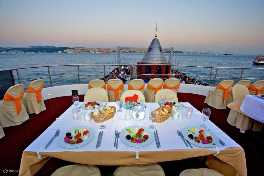 Mengarungi Samudra Cinta Mengukir Pengalaman Makan Malam Romantis Di Atas Kapal Pesiar Yang Tak Terlupakan