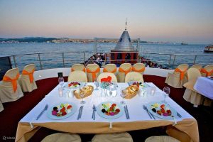 Mengarungi Samudra Cinta Mengukir Pengalaman Makan Malam Romantis Di Atas Kapal Pesiar Yang Tak Terlupakan